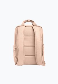 Beige batoh s polstrovaným zádovým panelem, dvojitými ramenními popruhy, postranními kapsami a předním vyraženým nápisem. Vyroben z texturované tkaniny.