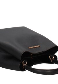 Zwarte lederen totebag met een gestructureerde afwerking, gouden hardware accenten en dubbele handvatten. Voorzien van een gevouwen bovenkant ontwerp en zichtbare merknaam.