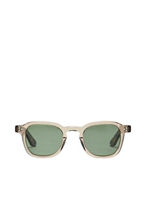 Transparente beige eckige Sonnenbrille mit grün getönten Gläsern, Kunststoffrahmen und kleinen silbernen Akzenten nahe den Scharnieren.