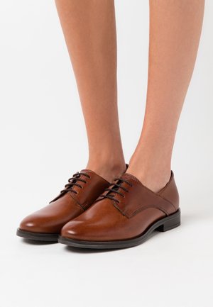 Anna Field, Derbies - cognac