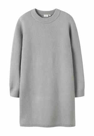 Robe en tricot gris clair avec un col rond, des manches longues et une finition texturée. Présente des poignets et un ourlet côtelés. Silhouette simple et droite.