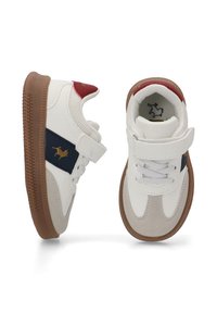 Zapatillas blancas con acentos en azul y rojo, material de ante y sintético, suela de goma texturada en marrón, correa de gancho y bucle, y cordones.