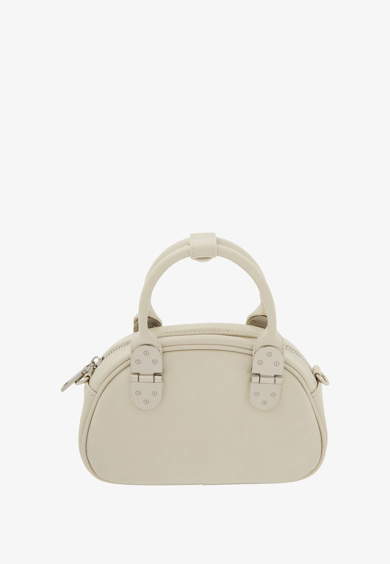 Sac à main en cuir beige, de forme ronde, avec des poignées supérieures, une fermeture éclair et des accents de rivets à l'avant. Texture lisse, design compact.