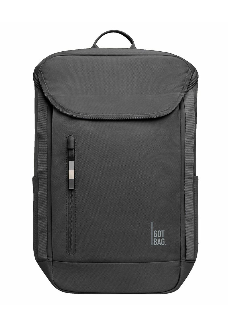 Mochila negra hecha de tela duradera que cuenta con un cierre de solapa, un bolsillo frontal con cremallera y correas de sujeción laterales. Muestra el logo "GOT BAG".