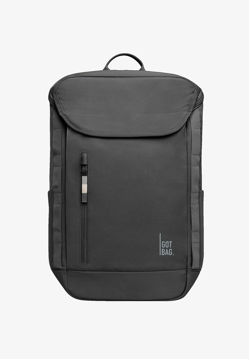 Mochila negra hecha de tela duradera que cuenta con un cierre de solapa, un bolsillo frontal con cremallera y correas de sujeción laterales. Muestra el logo "GOT BAG".