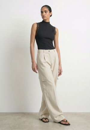 HYPEDROP, HDIDA HIGH NECK LACE - Striktrøje - black