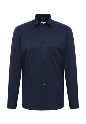 Chemise à manches longues bleu marine en tissu lisse, avec un devant à boutons, un col et une poche sur la poitrine gauche. Les boutons sont de couleur bleu foncé.