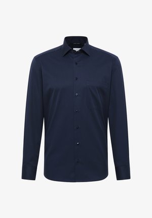 Navyblaue Langarmbluse aus glattem Stoff mit durchgehendem Knopfverschluss, Kragen und einer linken Brusttasche. Die Knöpfe sind dunkelblau.