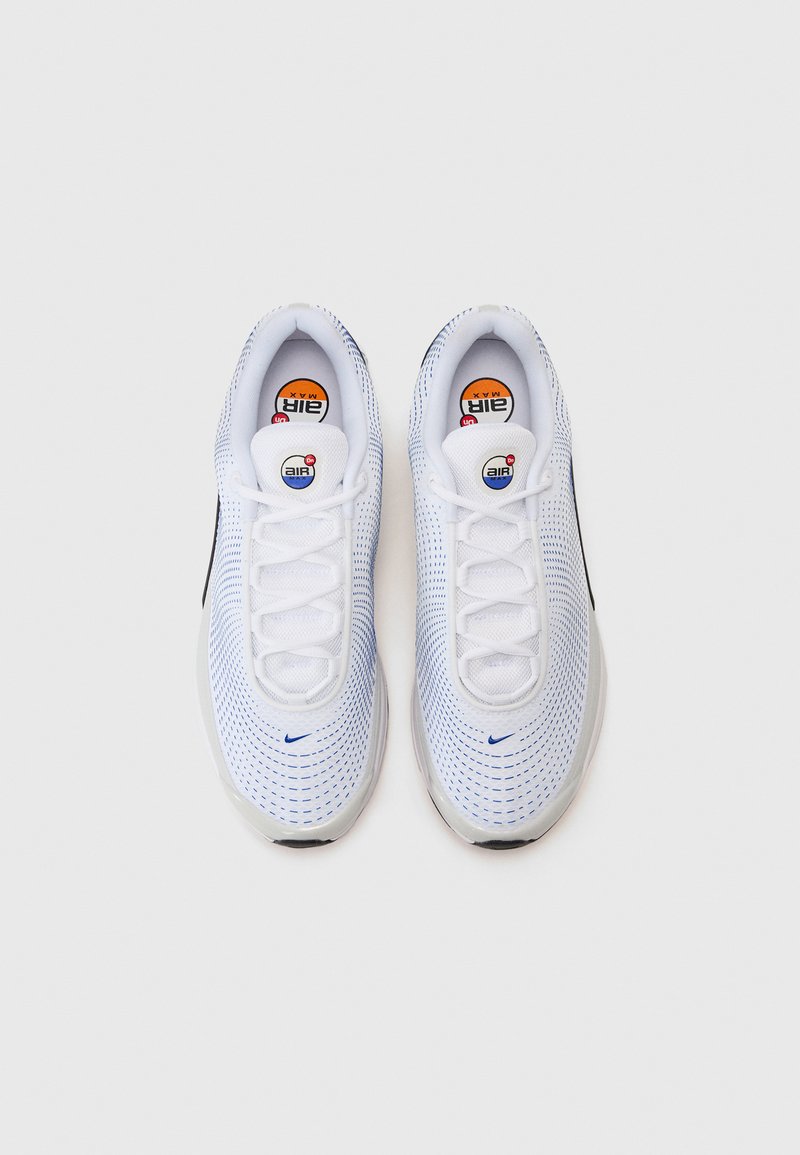 Zapatillas deportivas de malla blancas con acentos azules, punta redondeada y diseño de cordones. Presenta logotipos de Air Max visibles en la lengüeta. Suela de textura suave.