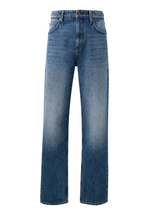 Jeans de denim azul de pierna recta clásica con bolsillos delanteros, pasadores para cinturón, cierre de botón y detalles de lavado desgastado.