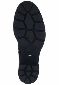 Suela de bota de goma negra con patrón de relieve profundo y bordes redondeados. Presenta texto en relieve y colores de la bandera italiana en pequeños detalles.