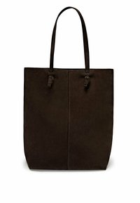 Sac fourre-tout en daim marron avec une forme structurée, deux poignées et un design frontal sans coutures. Surface texturée sans quincaillerie visible.