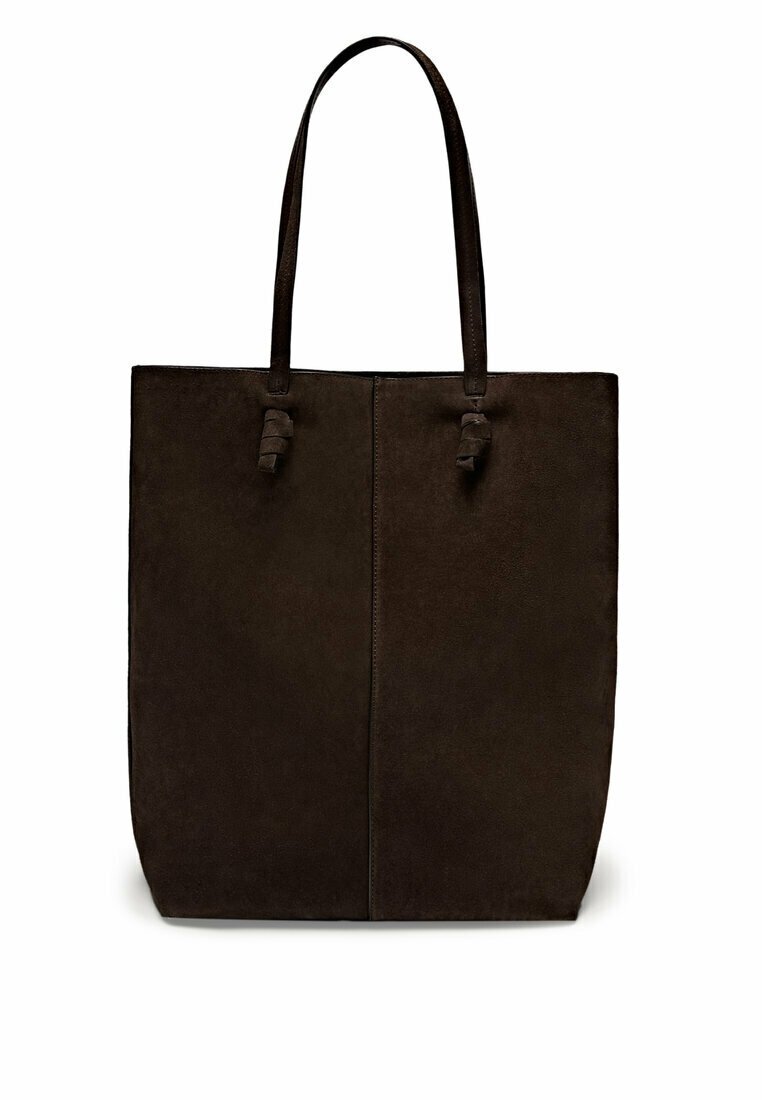 Sac fourre-tout en daim marron avec une forme structurée, deux poignées et un design frontal sans coutures. Surface texturée sans quincaillerie visible.