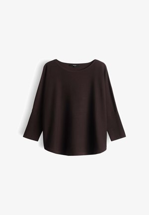Donkerbruine, loszittende top met lange mouwen en een ronde hals, plat uitgestald op een witte achtergrond.