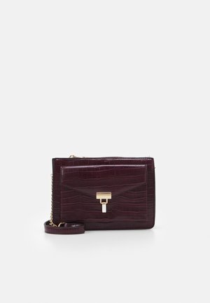 Petit sac bandoulière bordeaux foncé avec texture crocodile, poche avant à rabat, fermoir doré et sangle assortie avec détail chaîne.