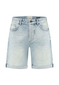 Hellblaue Denim-Shorts mit umgeschlagenem Saum, fünf Taschen und einem Knopfverschluss. Der Stoff hat eine leicht ausgewaschene Optik und eine glatte Textur.