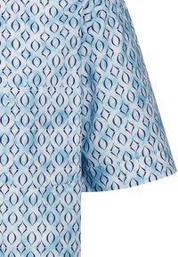 Camicia a maniche corte in tessuto azzurro chiaro con un motivo geometrico in blu navy, dotata di taschino frontale e una consistenza liscia e morbida.