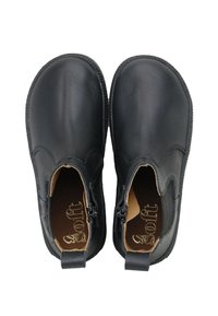 Botas de tobillo de cuero negro con una textura suave, paneles laterales elásticos y tiradores. El interior presenta una plantilla de color marrón claro con la marca "Sofit."