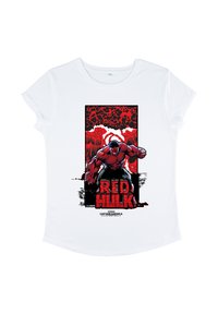 Bílý tričko s krátkým rukávem a grafickým potiskem svalnaté červené postavy označené "ČERVENÝ HULK" na černém a červeném pozadí.