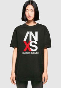 Černé bavlněné tričko s krátkým rukávem, s odvážným bílým, červeným a šedým grafickým potiskem: "INXS SUICIDE BLONDE" na přední straně.