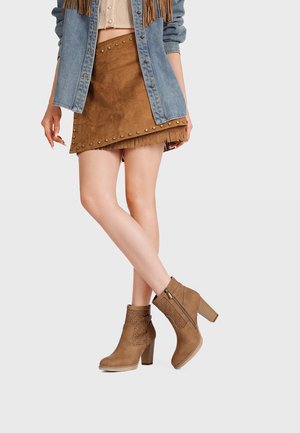 Stivaletti con tacco - cuoio