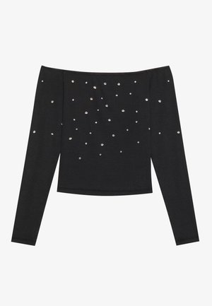 Zwarte off-the-shoulder top met lange mouwen, geribbelde textuur, versierd met verspreide zilveren embellishments over de voorkant.