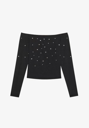 Zwarte off-the-shoulder top met lange mouwen, geribbelde textuur, versierd met verspreide zilveren embellishments over de voorkant.