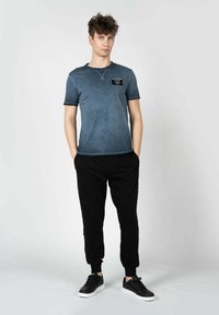 Guess - T-shirt z nadrukiem