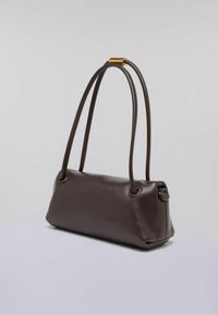 Brązowa skórzana torebka z dwoma długimi uchwytami, prostokątny kształt, gładka tekstura i złoty metalowy akcent na górze.