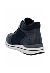 Zapato alto en color navy y negro, hecho de ante y material sintético, con una cremallera lateral y una suela blanca acolchada con tracción.