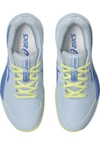 Himmelblaues Sport Schuhwerk mit gelben Schnürsenkeln, Obermaterial aus Netzgewebe und blauen Akzenten. Verfügt über eine glatte Textur und ein unterstützendes Design.