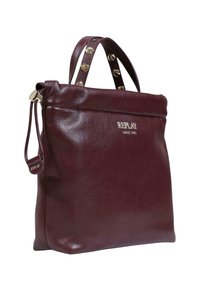 Bolso tote de cuero burdeos con cierre de cremallera en la parte superior, adornado con tachuelas doradas en las asas. Presenta la marca "REPLAY" y una textura suave.