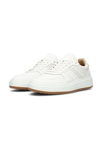 Baskets blanches en cuir avec un panneau latéral texturé. Elles comportent une semelle en caoutchouc de couleur gomme, un bout rond et un lacet traditionnel.