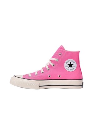 Pinkfarbener hoher Converse All Star Sneaker mit weißen Schnürsenkeln, Gummisohle und schwarzem Logo-Patch an der Seite.