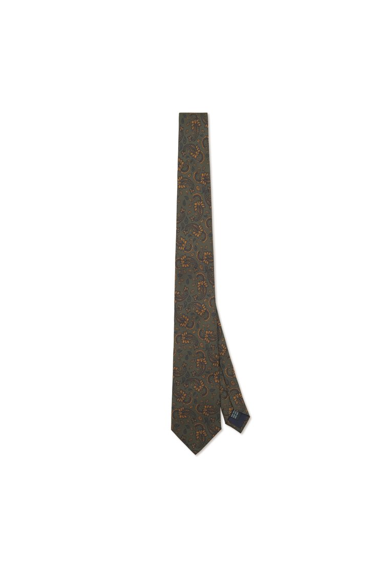 Cravate verte avec un motif cachemire en orange et bleu. Fabriquée en tissu, elle possède une extrémité pointue et une petite étiquette à l'extrémité étroite.