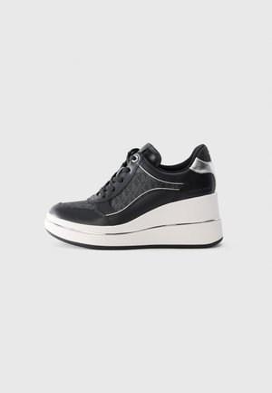 Sneaker con zeppa nera e argento metallizzato, pannelli texturizzati, lacci sul davanti e suola bianca spessa con rifiniture argento, vista laterale.