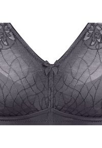 Czarny koronkowy biustonosz z dekoltem w kształcie litery V, ozdobiony teksturowanym wzorem i małą kokardką na środku z przodu. Gładka taśma pod biustem.