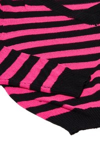 Fekete és élénk rózsaszín csíkos pulóver hosszú ujjakra, kötött textúrával és bordázott mandzsettákkal. A csíkok szélessége változó.