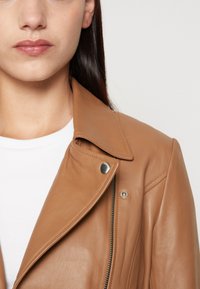 Pieces PCSUSSE JACKET - Skinnjakke - root beer