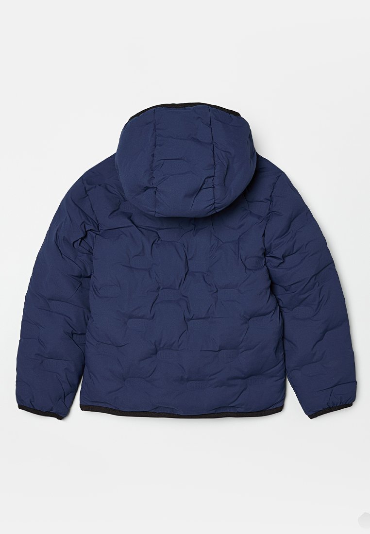 Marineblaue Steppjacke mit Kapuze, ausgestattet mit einer gesteppte Textur und elastischen Bündchen. Glatte Oberfläche mit einem kontrastierenden schwarzen Saum.