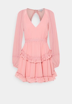 Różowa sukienka z długimi przezroczystymi rękawami, dekoltem w serek, falbaniastym dołem oraz koronkowym wykończeniem w talii i przy rękawach. Zapięcie na plecach w formie małego otworu.