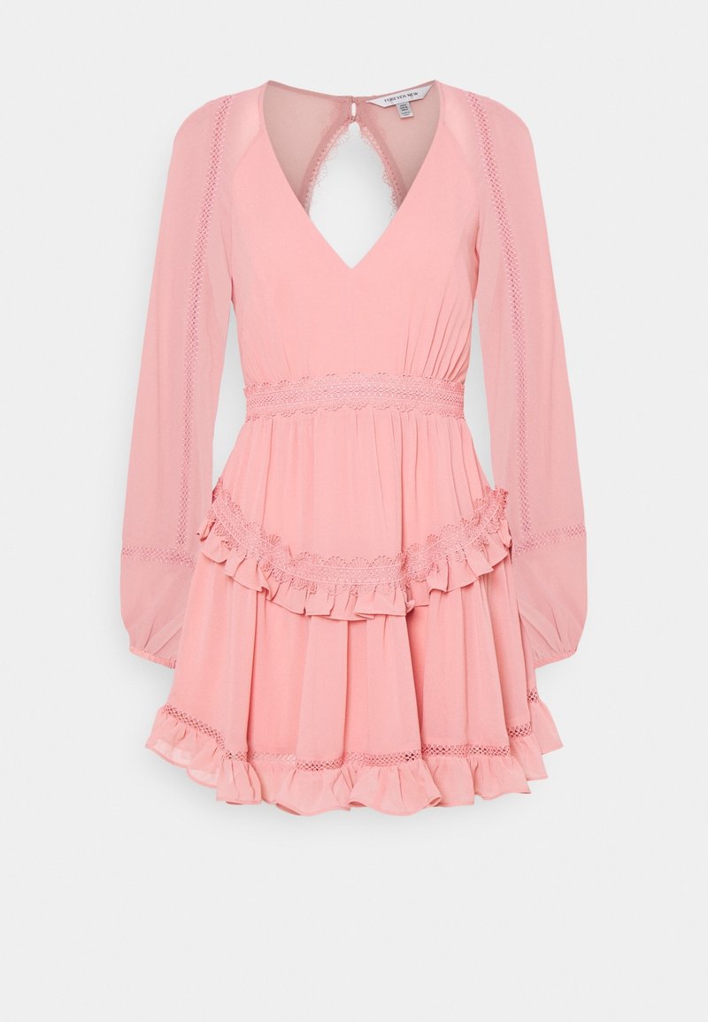 Różowa sukienka z długimi przezroczystymi rękawami, dekoltem w serek, falbaniastym dołem oraz koronkowym wykończeniem w talii i przy rękawach. Zapięcie na plecach w formie małego otworu.