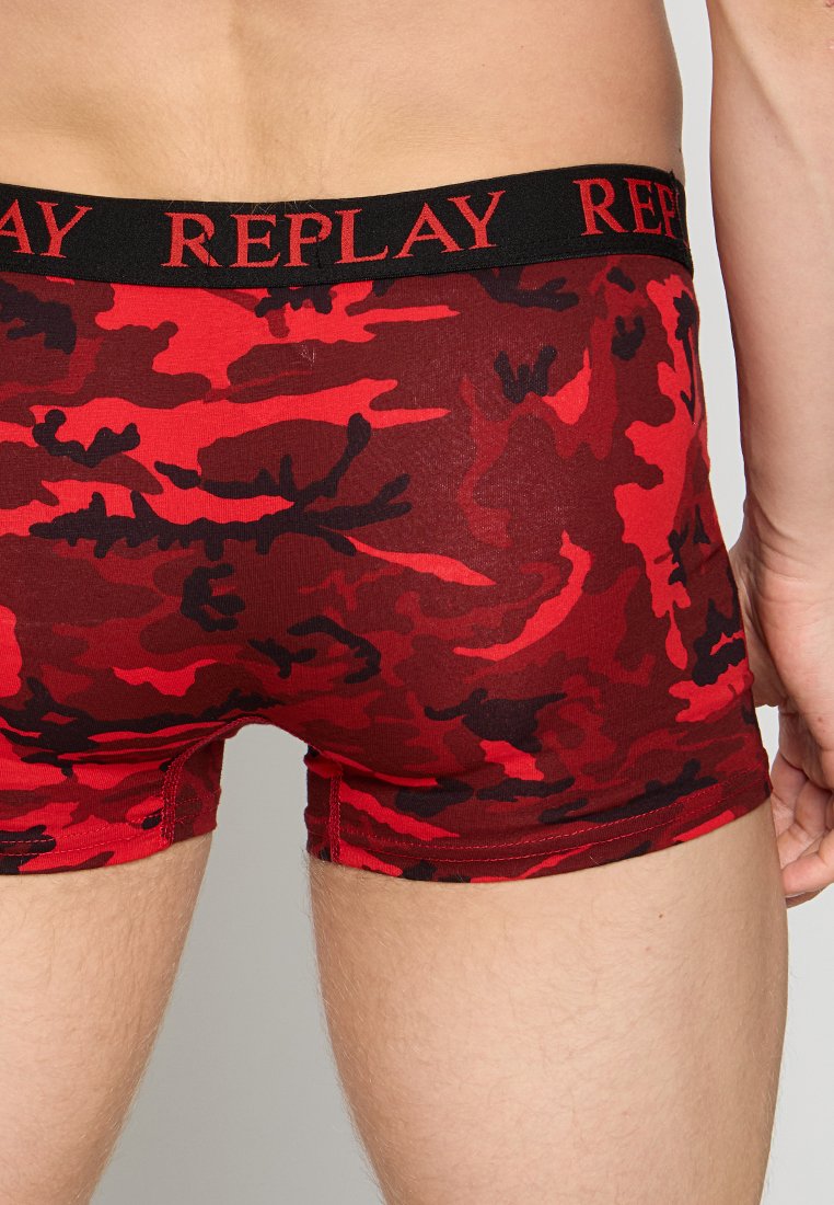Rote Camouflage-Boxershorts mit schwarzem elastischem Bund und "REPLAY"-Schriftzug. Der Stoff ist glatt und dehnbar, mit taillierter Passform.