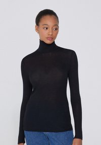 Schwarzes Langarm-Turtleneck-Shirt aus dünnem, weichem Material, mit einer figurbetonten Passform und einer glatten Textur. Keine sichtbaren Muster.