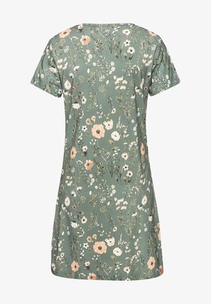 Grünes Blumenkleid mit kurzen Ärmeln, V-Ausschnitt und einem weichen Stoff, der mit einer Mischung aus weißen und rosa Blumen im gesamten Design durchzogen ist.