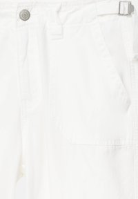 Pantalon en coton blanc avec une taille ajustée, poches avant et fermeture à bouton. Dispose d'une passante de ceinture et d'une texture lisse.