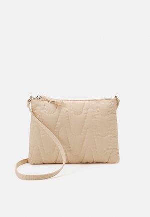 Borsa a clutch beige trapuntata con un motivo ondulato, chiusura a zip e tracolla sganciabile. Texture morbida e forma rettangolare.