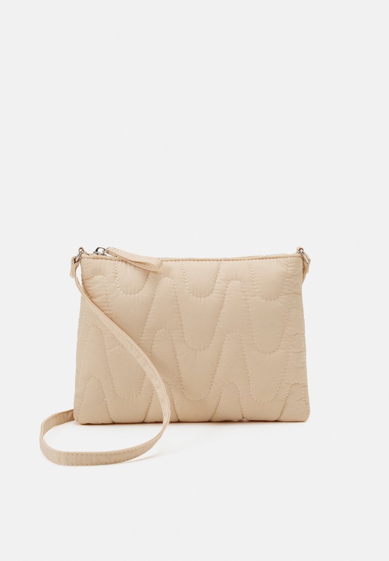 Borsa a clutch beige trapuntata con un motivo ondulato, chiusura a zip e tracolla sganciabile. Texture morbida e forma rettangolare.