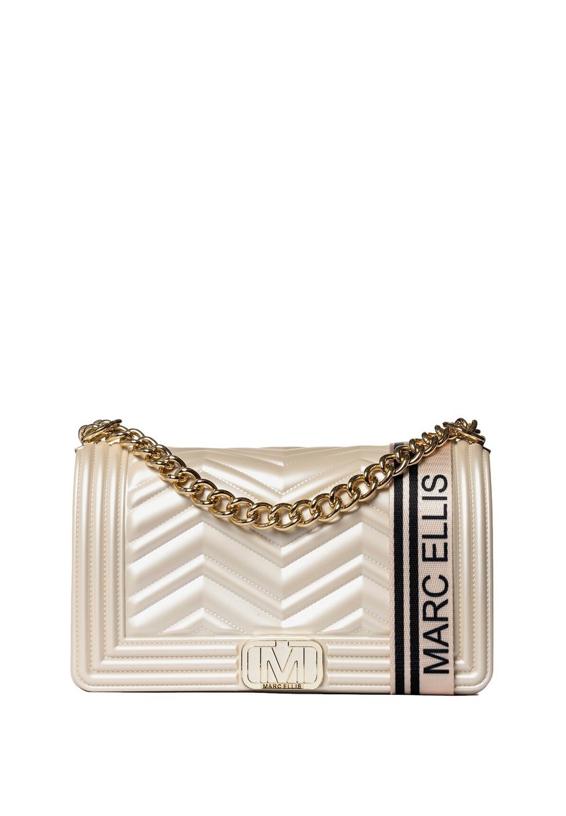 Borsa a tracolla di colore crema trapuntata con motivo a zigzag, catena dorata e una tracolla bianca e nera con iscrizione "MARC ELLIS".