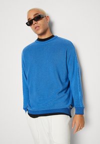 Carlo Colucci PARALLELO UNISEX - Strickpullover - blue/navy